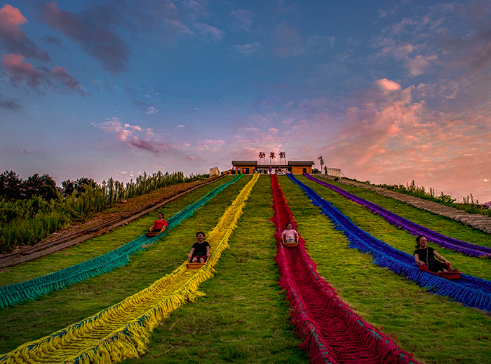 Colorful slideway weaving happiness Road in Shouxiang
