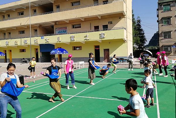 Parent child recreation in Hengshan Town in summer
