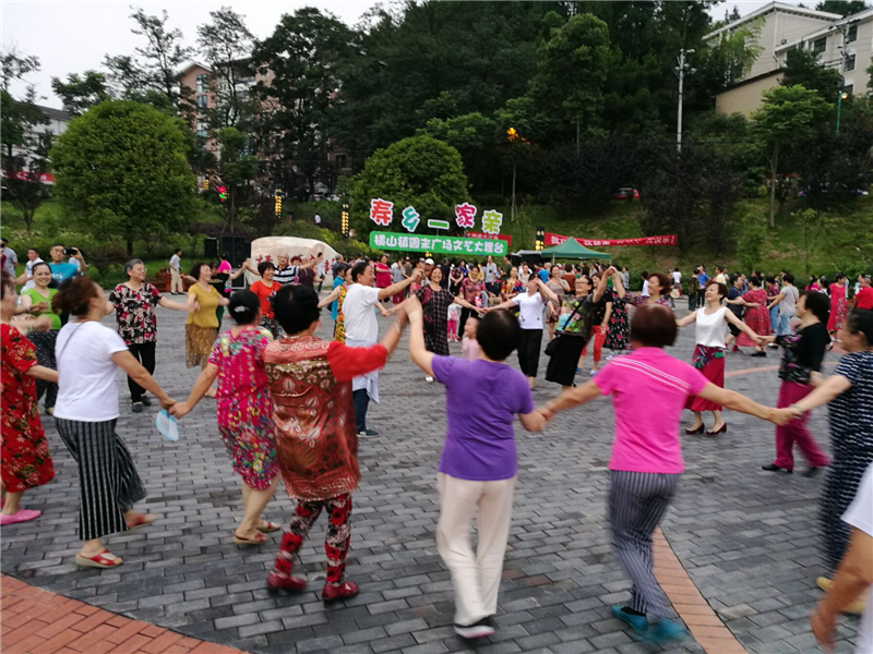 夏季每周六晚“寿乡一家亲”横山镇周末广场文体大舞台